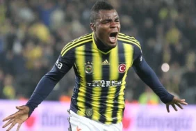 Emenike'den Kürsüdeki Aziz Yıldırım'a Flaş Mesaj: "Aziz Başkansız Olmayacak!"