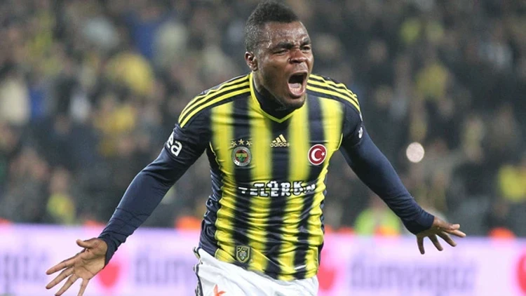 Emenike'den Kürsüdeki Aziz Yıldırım'a Flaş Mesaj: 