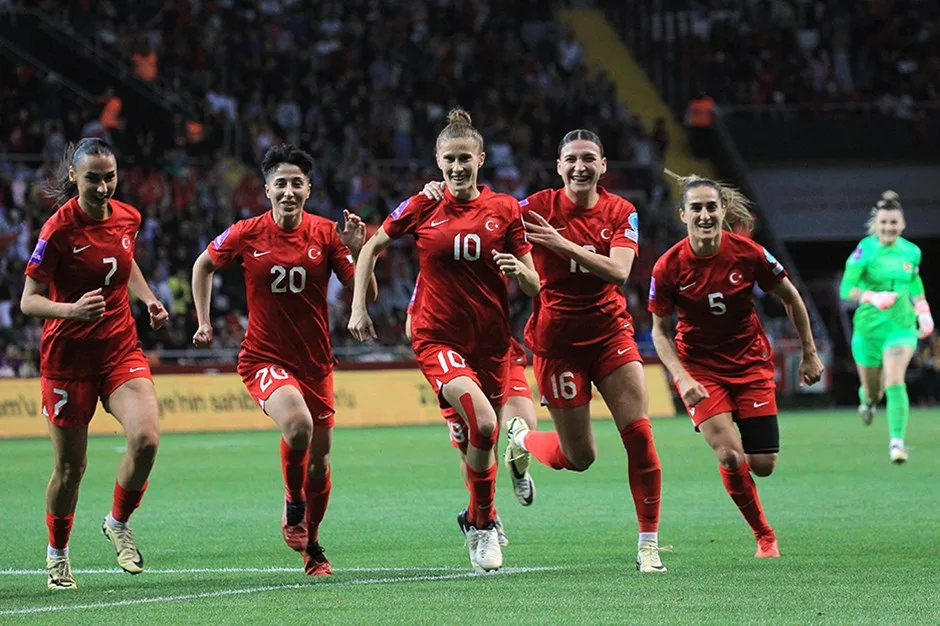 Kaptan Ebru Topçu ve Eda Karataş'tan Zafer Yemini