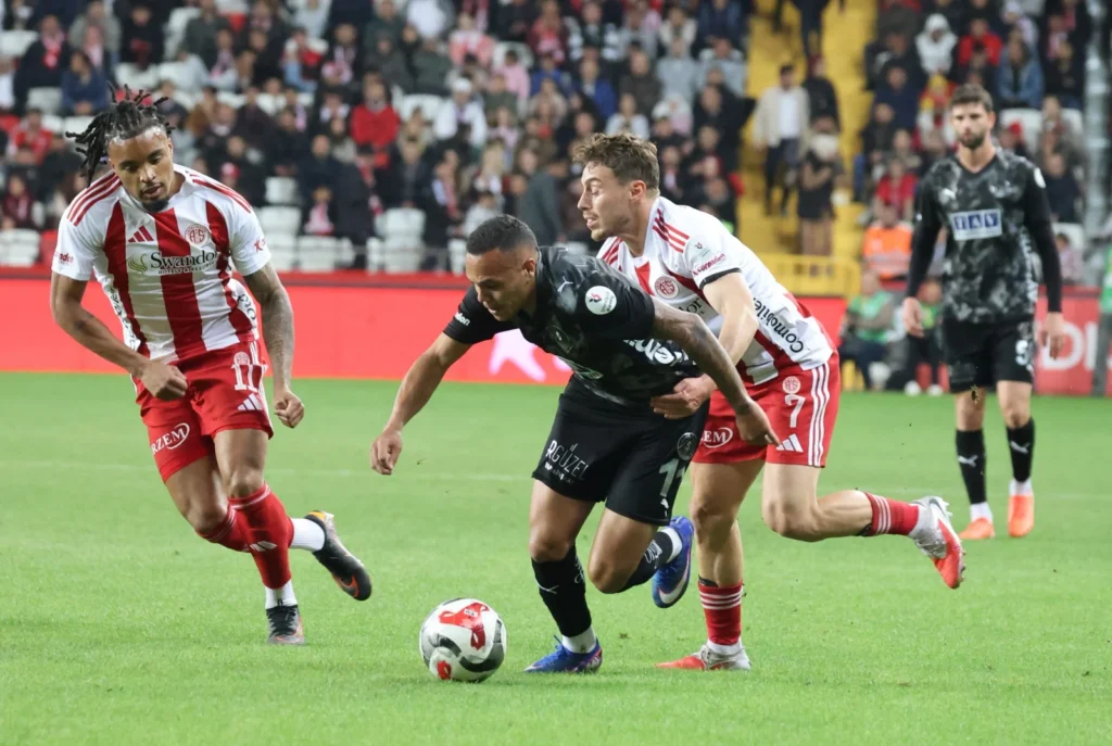 Tribünlerde 7 TL Seferberliği ve Veysel Sarı’ya Vefa