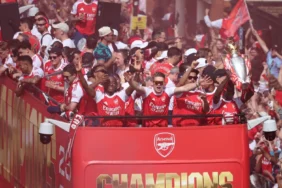 Arsenal, 22 Yıl Sonra Premier Lig Şampiyonluğunu Londra Sokaklarında Kutladı!