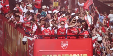 Arsenal, 22 Yıl Sonra Premier Lig Şampiyonluğunu Londra Sokaklarında Kutladı!