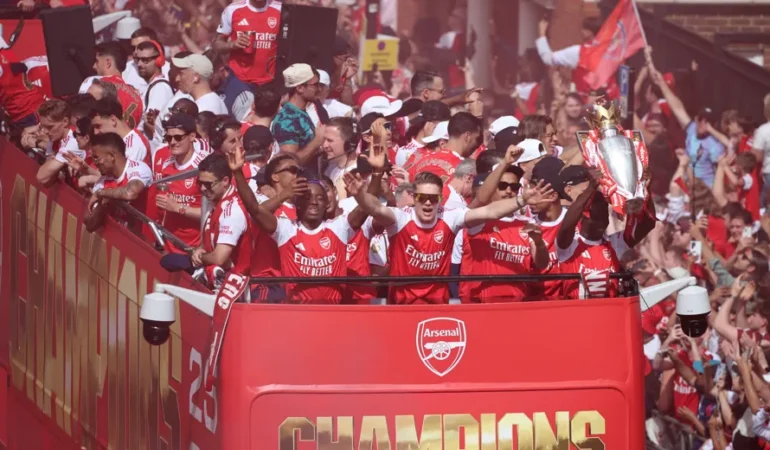 Arsenal, 22 Yıl Sonra Premier Lig Şampiyonluğunu Londra Sokaklarında Kutladı!