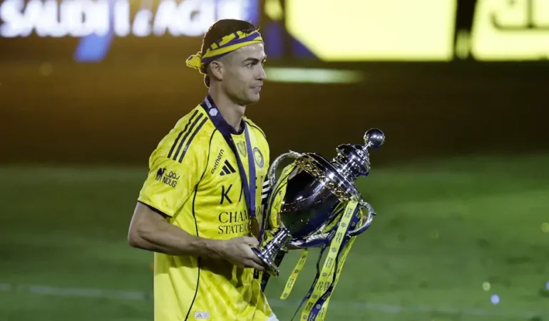 Ronaldo'nun Kupa Sevincindeki Gizemli Hareketleri: Al Nassr Şampiyon!