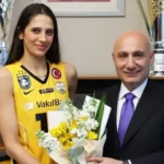 VakıfBank'ta Ayrılık Rüzgarları: Derya Cebecioğlu Sarı-Siyahlı Formaya Veda Etti!