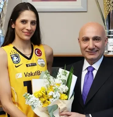 VakıfBank'ta Ayrılık Rüzgarları: Derya Cebecioğlu Sarı-Siyahlı Formaya Veda Etti!
