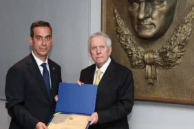 Aziz Yıldırım 8 Yıl Sonra Yeniden Fenerbahçe Başkanlığına Döndü: Mazbata Töreni Gerçekleşti