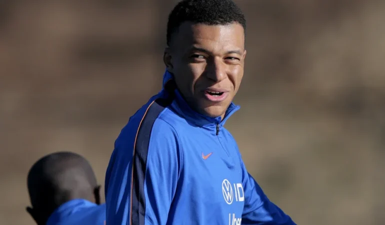 Mbappe'den Fenerbahçeli Kante'ye Tarihi Övgü: "Sahada 4 Kişilik Oynuyor!"